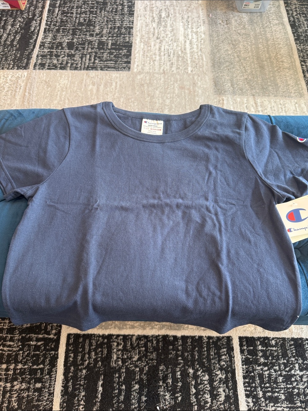 “Crop top”
Champion Woman Navy Blue Short-Sleeve Tee